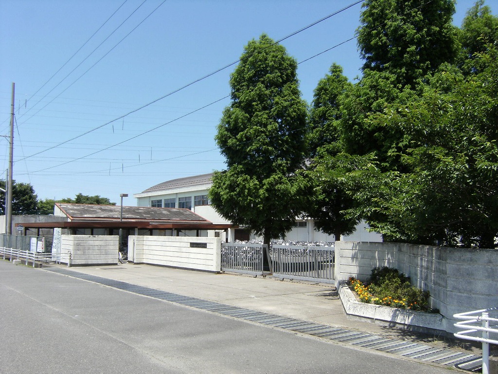 Junior high school. It omihachiman stand Yahatahigashi junior high school (junior high school) up to 1075m