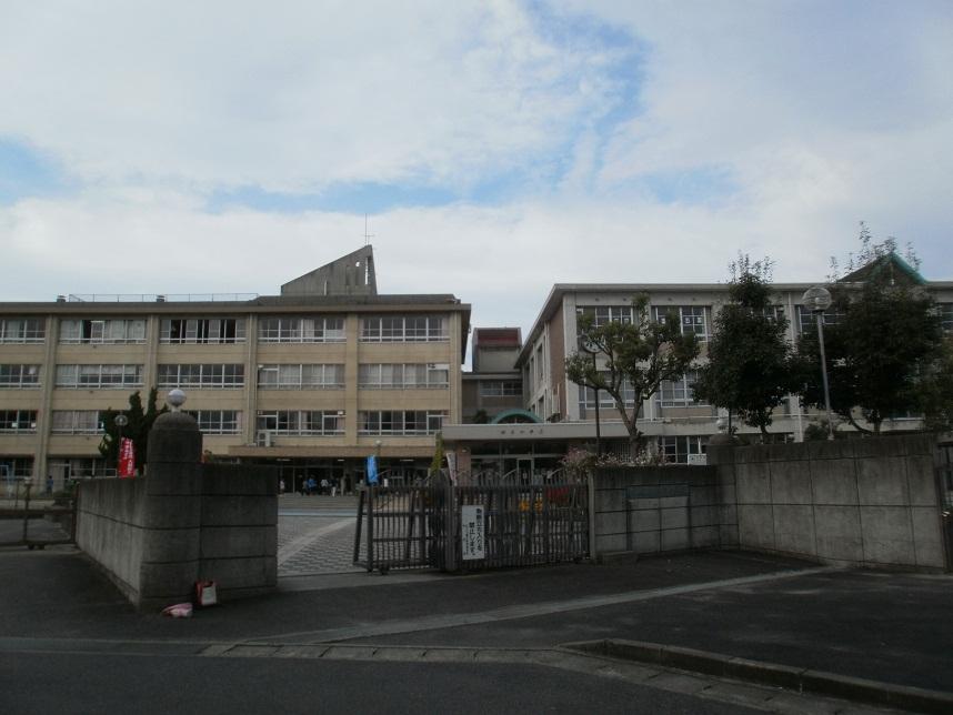 Primary school. Omihachiman City Kirihara to elementary school 1014m