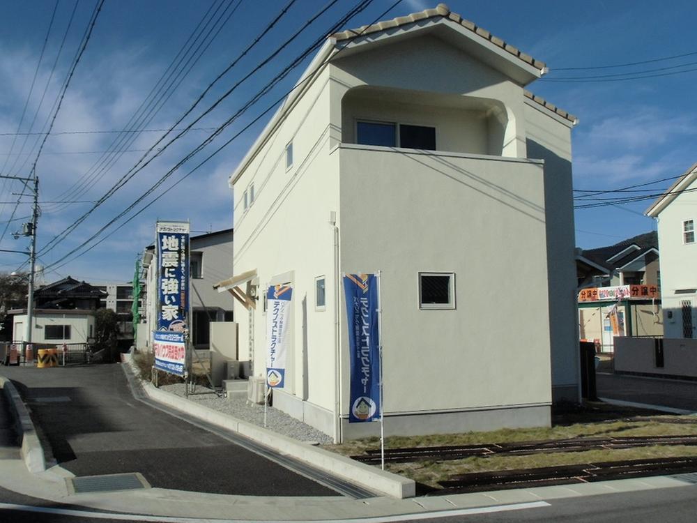 Local photos, including front road. Local (11 May 2013) Shooting