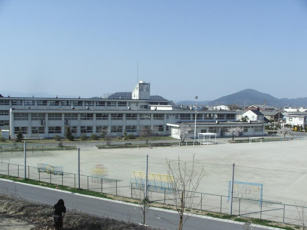 Primary school. Omihachiman stand Kitasato 1073m ground to the elementary school became a lawn.