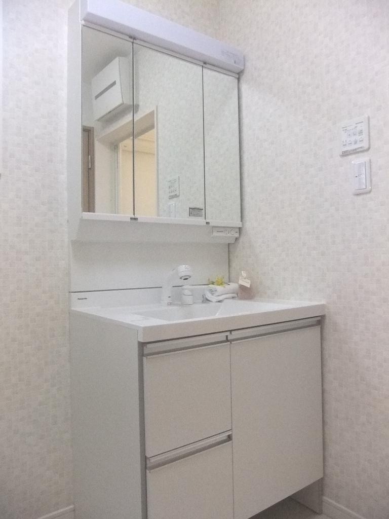 Other Equipment. There is storage space in the vanity three-sided mirror of "Ouchi Salon". Since the drawers, You can also clean storage towel ☆