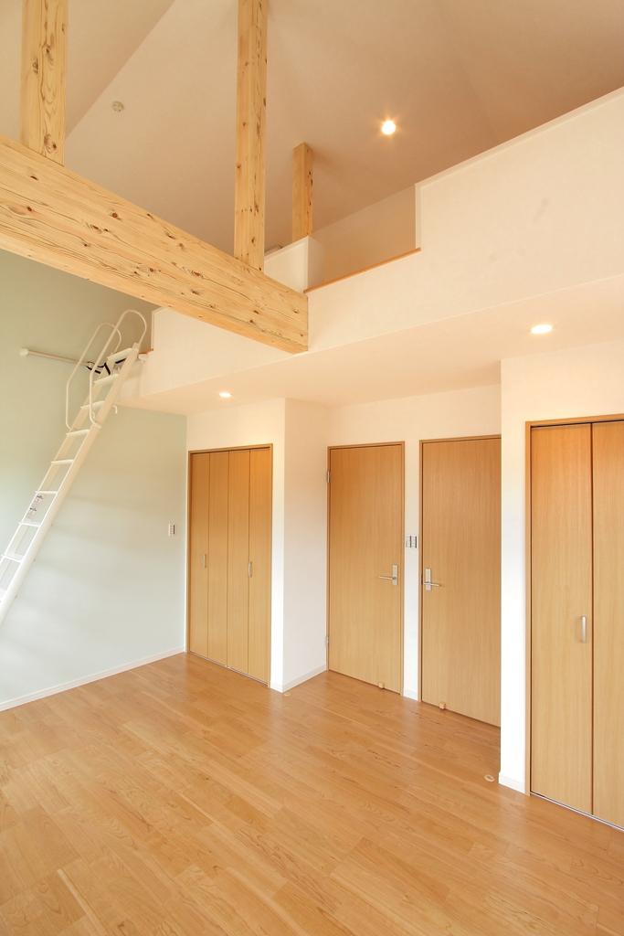 Other introspection. With a loft in each room. For storage, You can also take advantage of the space of a hobby.