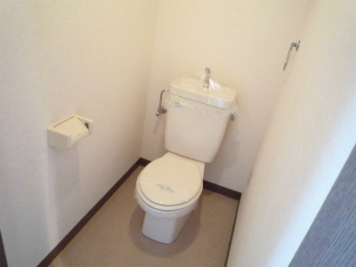 Toilet.  ※ Indoor photos will be referenced 402, Room.