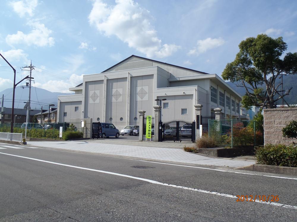 Primary school. 720m up to municipal Komatsu Elementary School
