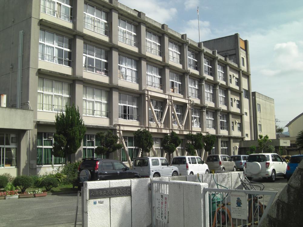 Primary school. 976m to Otsu Municipal Seta Higashi Elementary School
