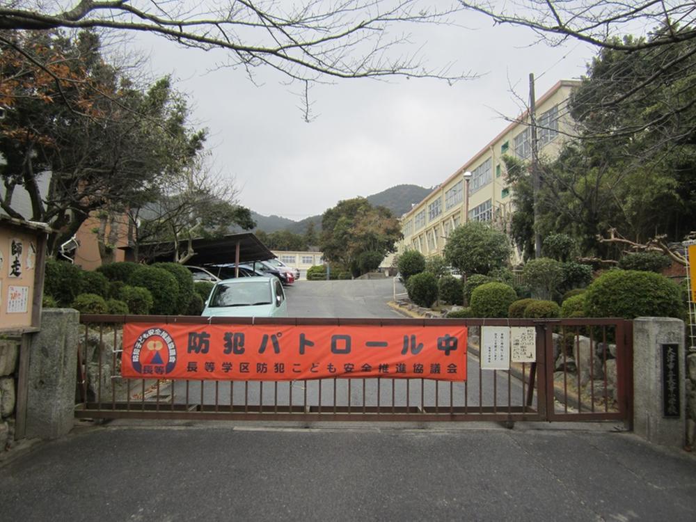 Primary school. 1011m up to elementary school Otsu Ritcho etc.