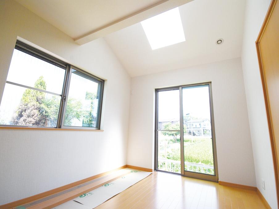 Non-living room. Pleasant sunlight coming through the skylight, The first floor of the Western-style. (No. 11 locations)