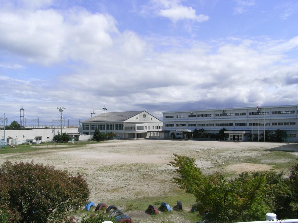 Primary school. Otsu Municipal Komatsu 100m up to elementary school