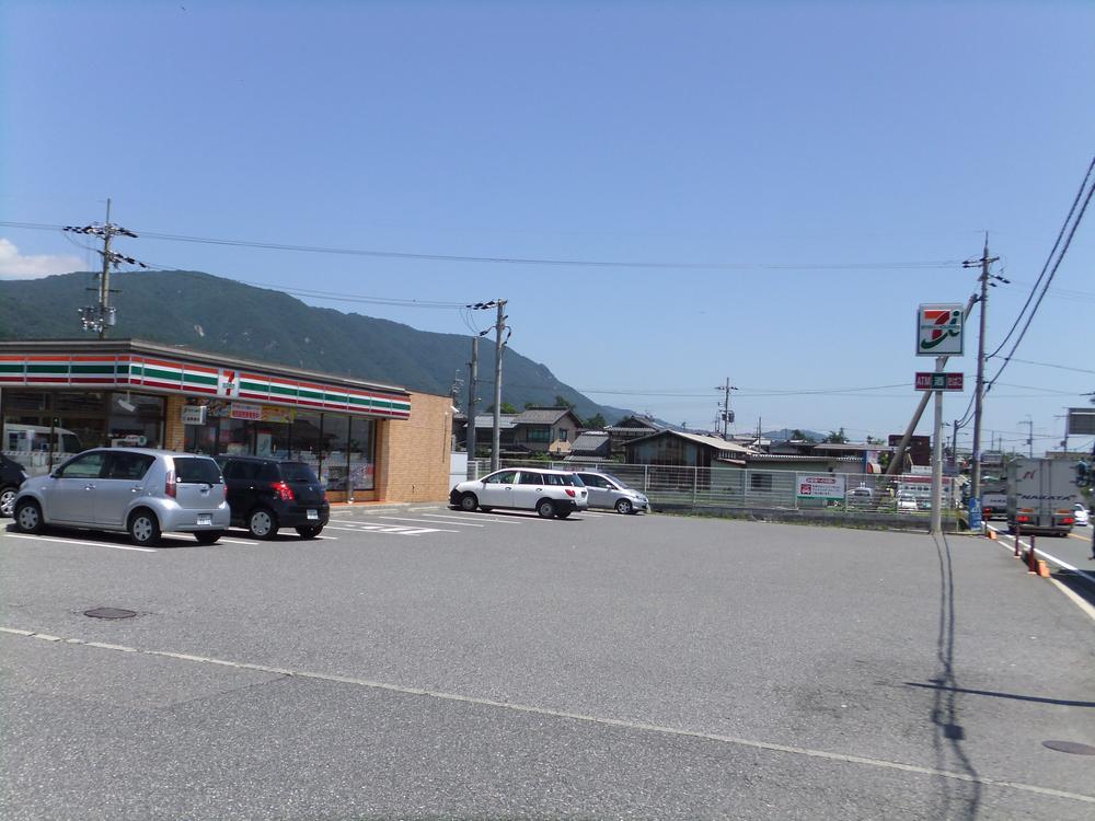 Convenience store. 950m until the Seven-Eleven store Omimaiko