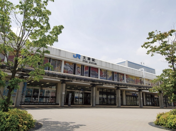 It is equipped a variety of commercial facilities in JR "Otsu" Station. You can not hesitate to buy even after work