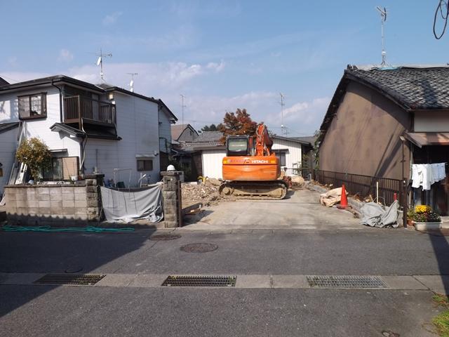 Local photos, including front road. Building before local photo