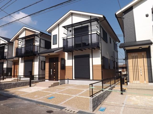 Local appearance photo. Same compartment complete photo first floor second floor shutters with shutter