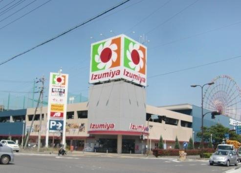 Shopping centre. Toward the 4100m Biwakoohashi to Izumiya is a straight line in the "Rainbow Road"!