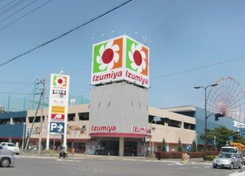 Shopping centre. Toward the 4100m Biwakoohashi to Izumiya is a straight line in the "Rainbow Road"! 