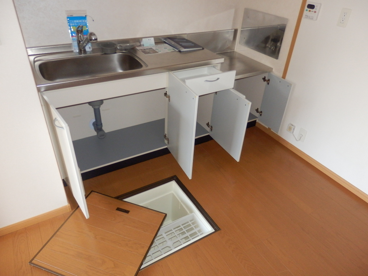 Kitchen. Pat underfloor storage ☆