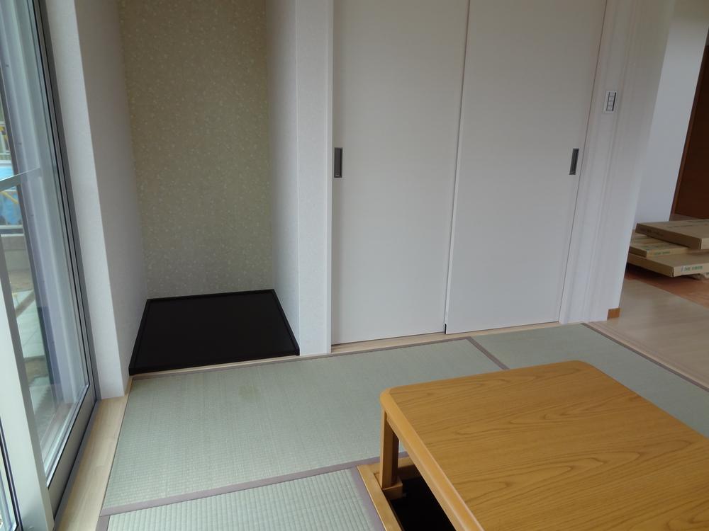 Living. Japanese-style room, which was installed a moat kotatsu. It is a space to gather natural and his family in the cold season. We have established a storage and alcove.