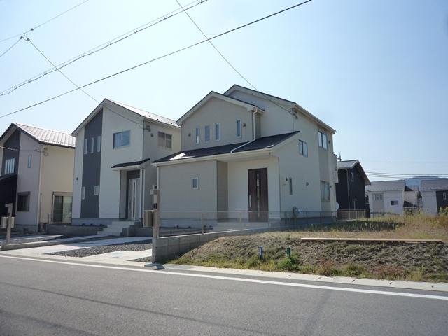 Local photos, including front road. 4th row same Large-scale development subdivision in, Is the living environment is recommended for new life
