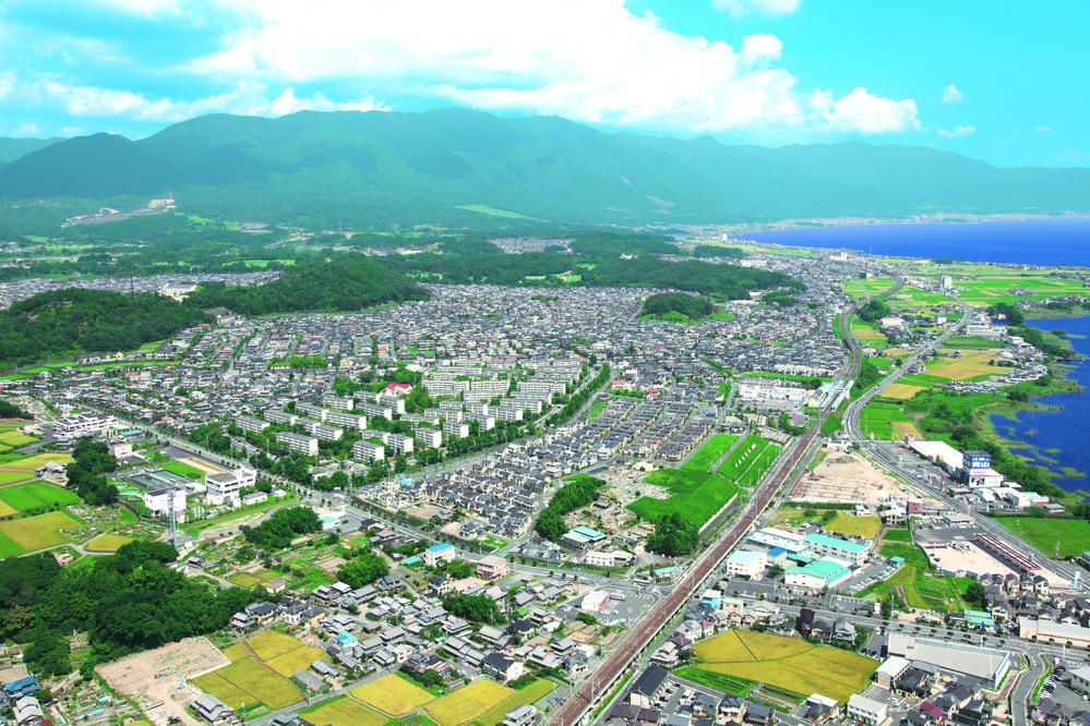 aerial photograph. Biwako Rhodes Town that has nurtured a rich and generous living environment to take the time from 1974 of town Biraki until today. Large subdivision to represent the Keiji district. Lake is passed on to the next generation countries.