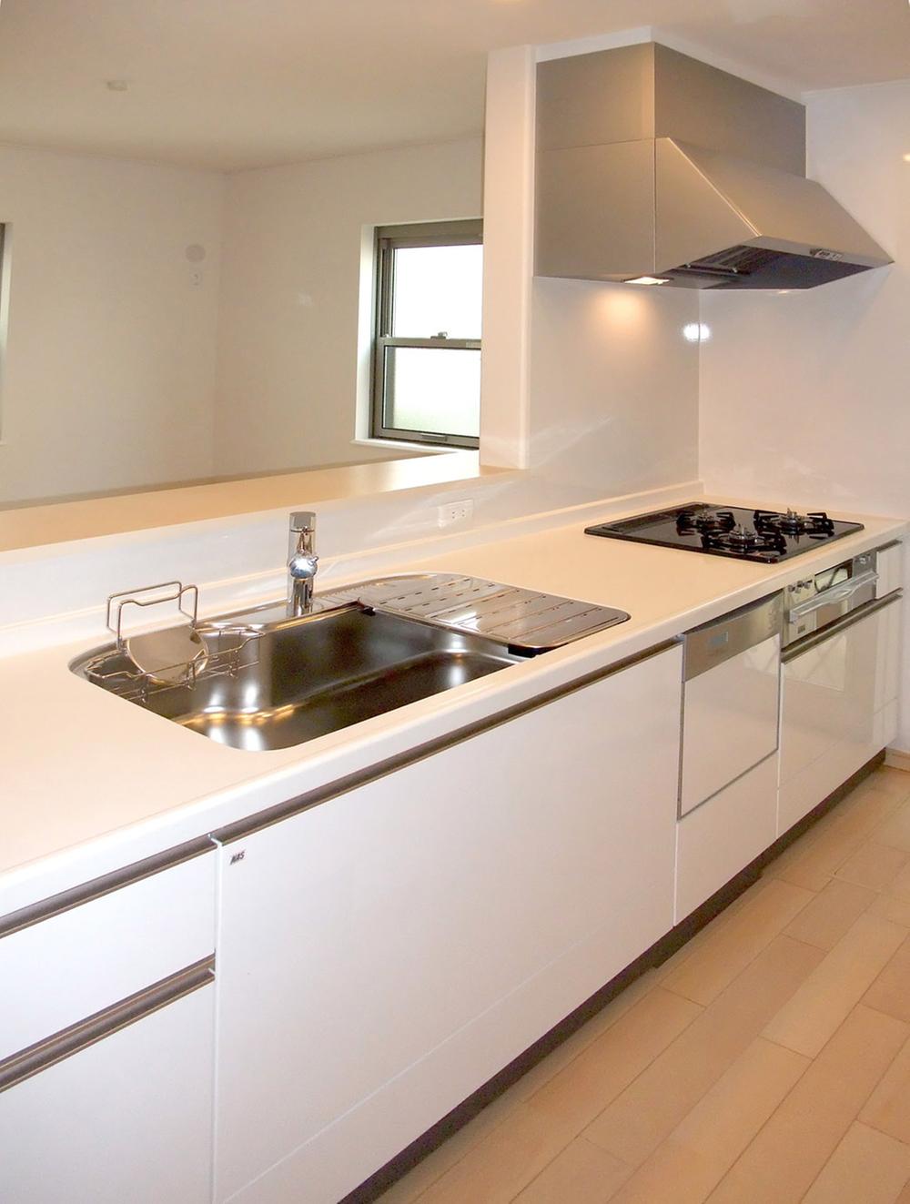 Other Equipment. Underfloor Storage, pantry, Set up a cupboard. Storage space around the water are many easy-to-use kitchen. Dishwasher, of course, Items to life more comfortable is the standard specification. It will produce a comfortable kitchen per floor heating also in the kitchen.