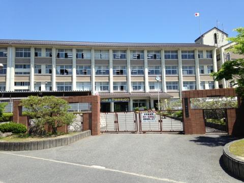 Junior high school. Junior high school located in the 2000m Town to the Otsu Municipal Maya Junior High School. Many vibrant also the number of students.