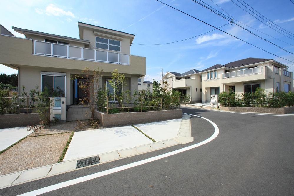 Characteristic Lake Biwa view mansion is large facing large balcony on the Lake Biwa side. In addition to the spacious grounds bright south-facing, Storage capacity rich, Come your experience do the planning with an awareness of housework flow line.