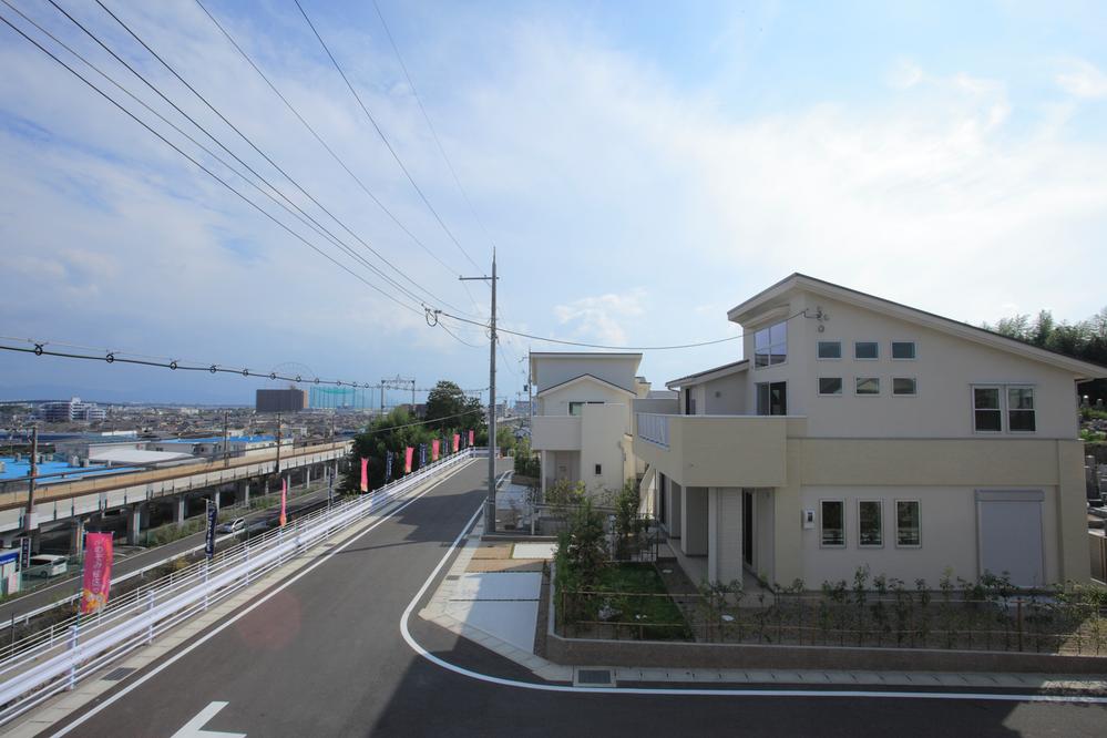 Local appearance photo. Nozomi Residential Quarters, also say the culmination of mature Biwako Rhodes Town. Otherworldly mansion district Keihan group is to deliver along with the beautiful Lake Biwa of view. House can feel the comfort and peace that was achieved because of the land.