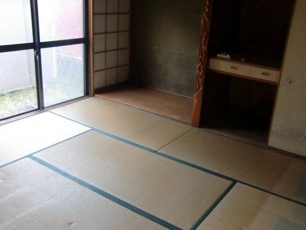 Non-living room. Japanese-style alcove also widely, Since it also overlooks the south side of the garden, I think also there is whether to enjoy the gardening.  Tatami are all replaced by new. 