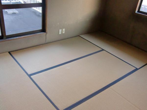 Non-living room. Second floor Japanese-style room is I think useful to you there is also a closet storage.  Tatami also also re-covered wall so please do not worry. 