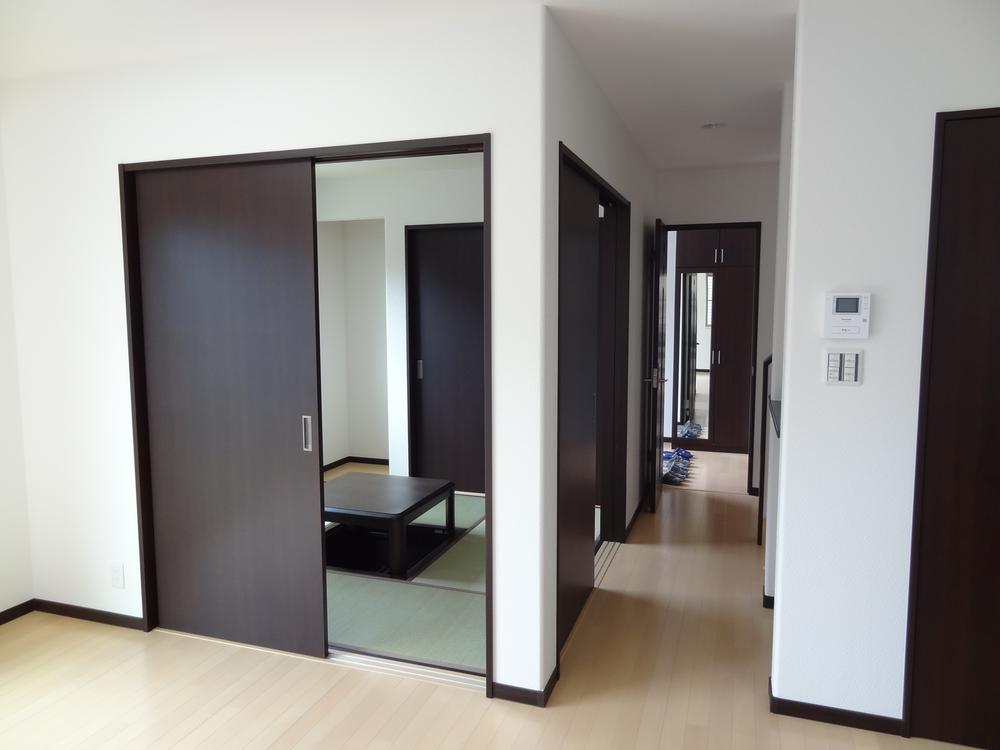Living. Established a tatami space that bulkhead. In the door. It will be available to visitors space as a separate Japanese-style room. (20-13 No. land)