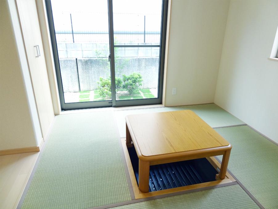 Non-living room. Installing a moat kotatsu The Japanese. The cold season snuggle nature and family, Family hearthstone to oranges one hand. (20-2 No. land)
