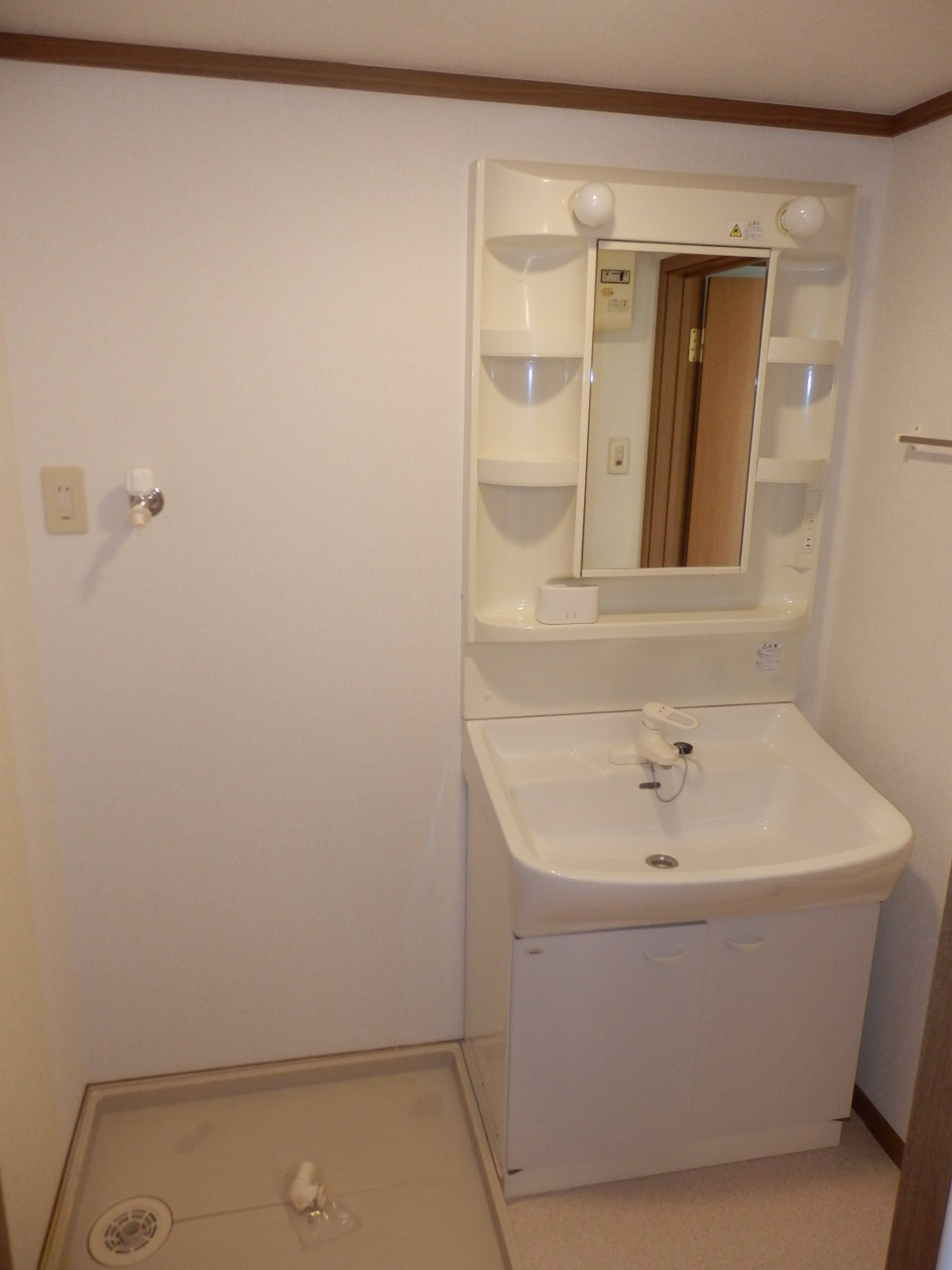 Washroom. Equipped also Laundry Area ☆