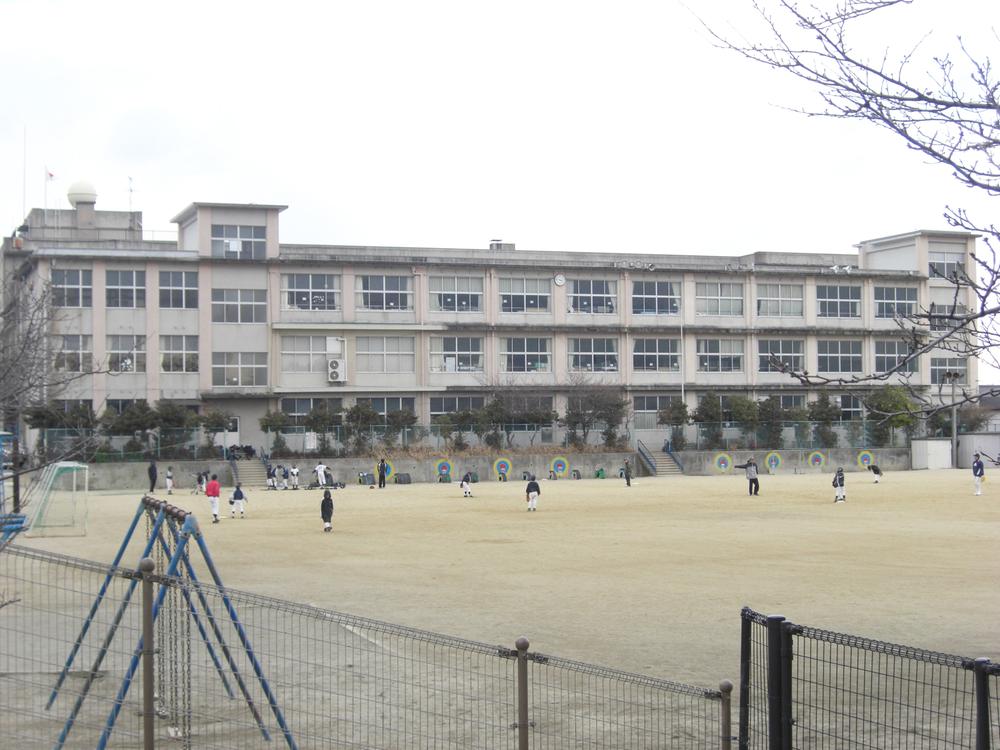 Primary school. 687m to Otsu City Sakamoto Elementary School