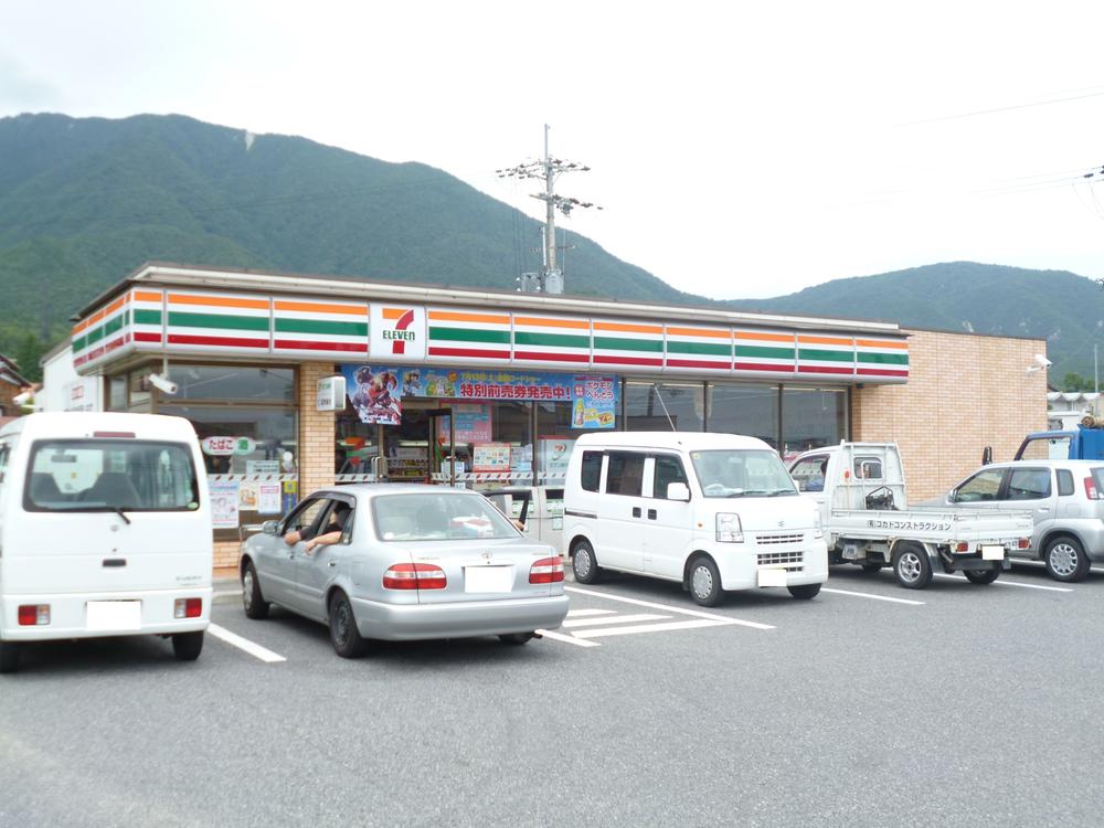 Convenience store. 998m until the Seven-Eleven store Omimaiko