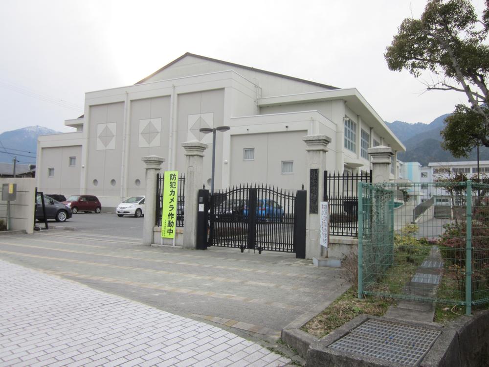 Primary school. 888m to Otsu Municipal Komatsu Elementary School