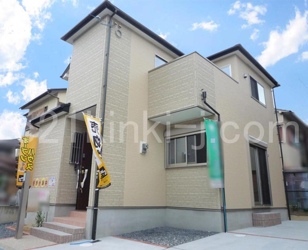 Same specifications photos (appearance). Two same specifications photos (appearance) parking spaces, South-facing bright house