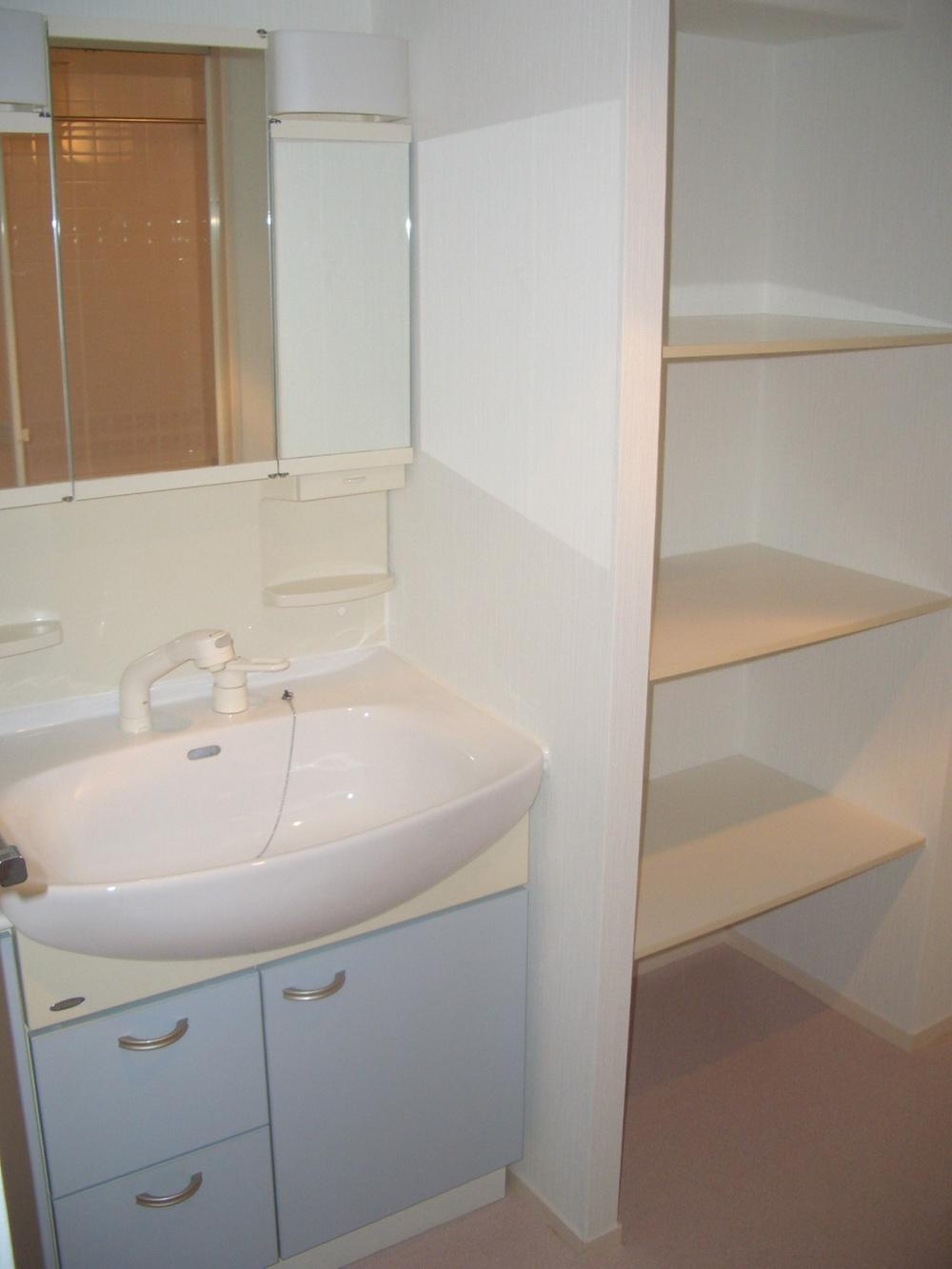 Wash basin, toilet. Washbasin replaced.