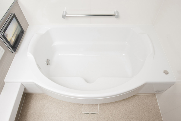 Bathing-wash room.  [Semi-circular bathtub] Stride easy tub step Ya, Sitting space, etc., Amenity ・ Functionality ・ It is semi-circular bathtub of form that safety has been taken into account from a variety of perspectives (same specifications)