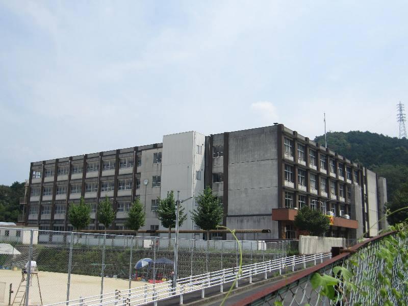 Junior high school. 887m to Otsu Municipal Kitaooji junior high school