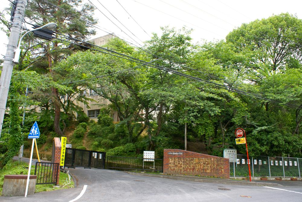 Primary school. 820m up to municipal Seta Minami Elementary School