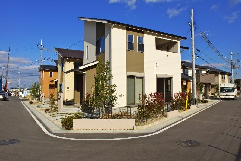 Local photos, including front road. Think of harmony as one of the town, With to unify the exterior, We will promote the beautifully moist certain Landscaping.