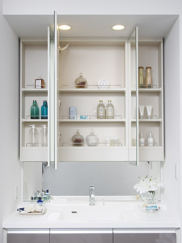 Bathing-wash room.  [Three-sided mirror back storage] Adopted Kagamiura housed in a heater with a three-sided mirror defogging. You can clean house the make-up products and hair care products (same specifications)
