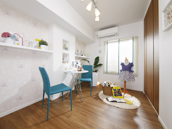 Interior.  [Western-style (3)] Friendship deepens Family Room (Western-style (3)). Housework room mom, Papa hobby room, With the multi-purpose and a children's playground, Life is a flexible space that can have the comfort and width (D1 type model room)