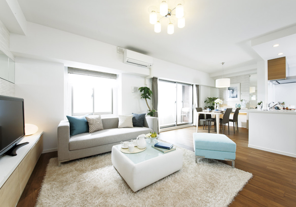 Room and equipment. Full of light and airy living room ・ dining. Carefully warm electric floor heating has been adopted from the feet (D1 type model room)