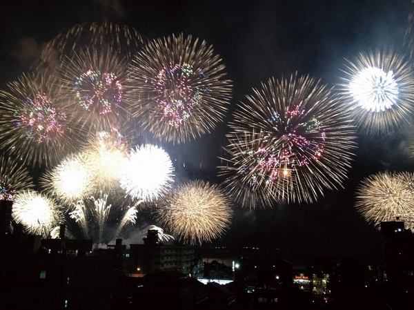 Lake Biwa large fireworks, To avoid the ground the crowd, Watch rooftop observation space of my house "Sky Terrace" (August, 2012, Take pictures in places where the use of about 490m from local)