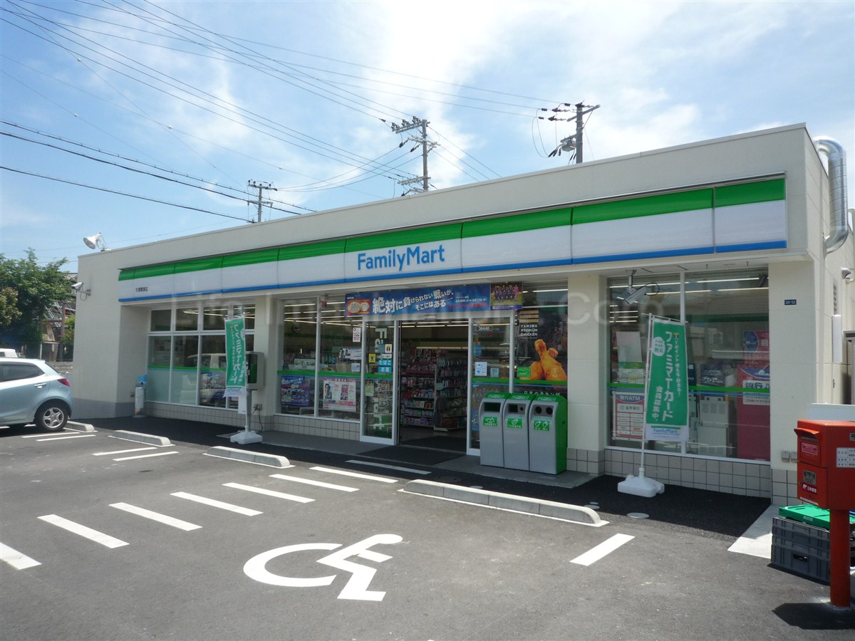 Convenience store. FamilyMart Otsu Kurozu store up (convenience store) 469m