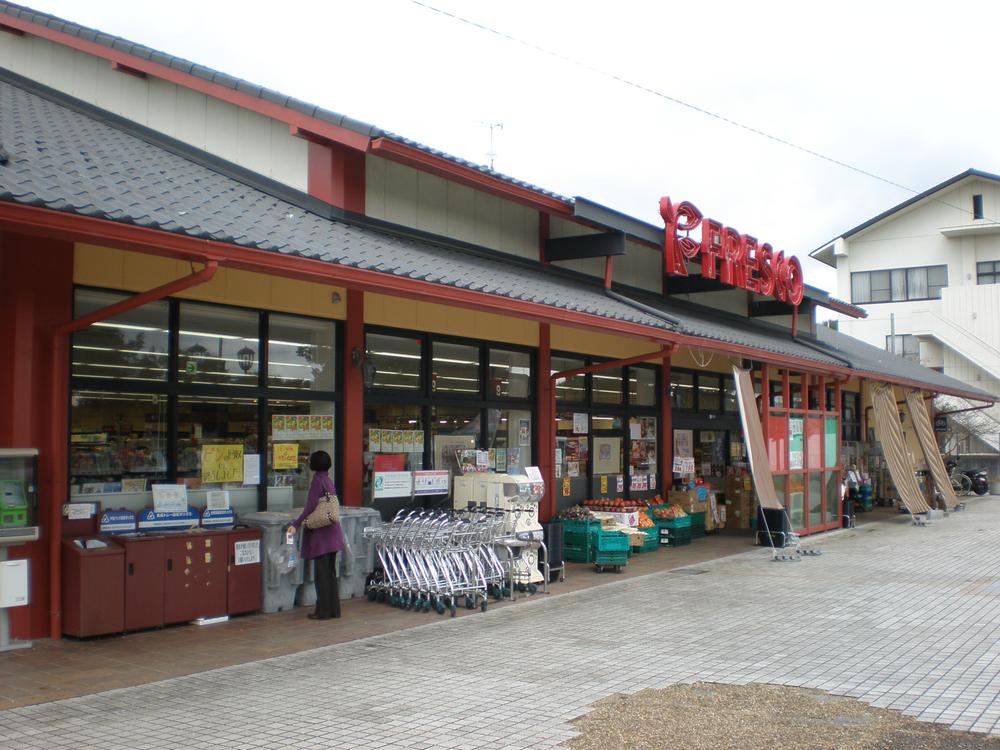Supermarket. 80m Super Fresco to Lake peer Center, Honda clinic, There is a Shiga Bank ATM, etc..