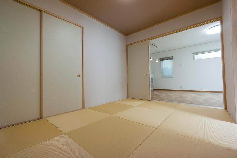 Model house photo. Model house (Hieitsuji stage III No. 9 locations) Japanese-style 2WAY from the living room and the hallway!  Also come in handy in such nap of visitors and children. 
