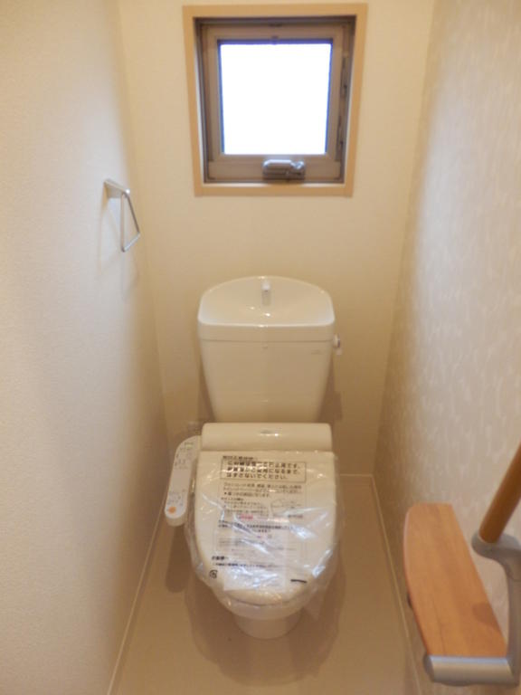 Toilet. The window is also sunlight also enters the toilet ☆