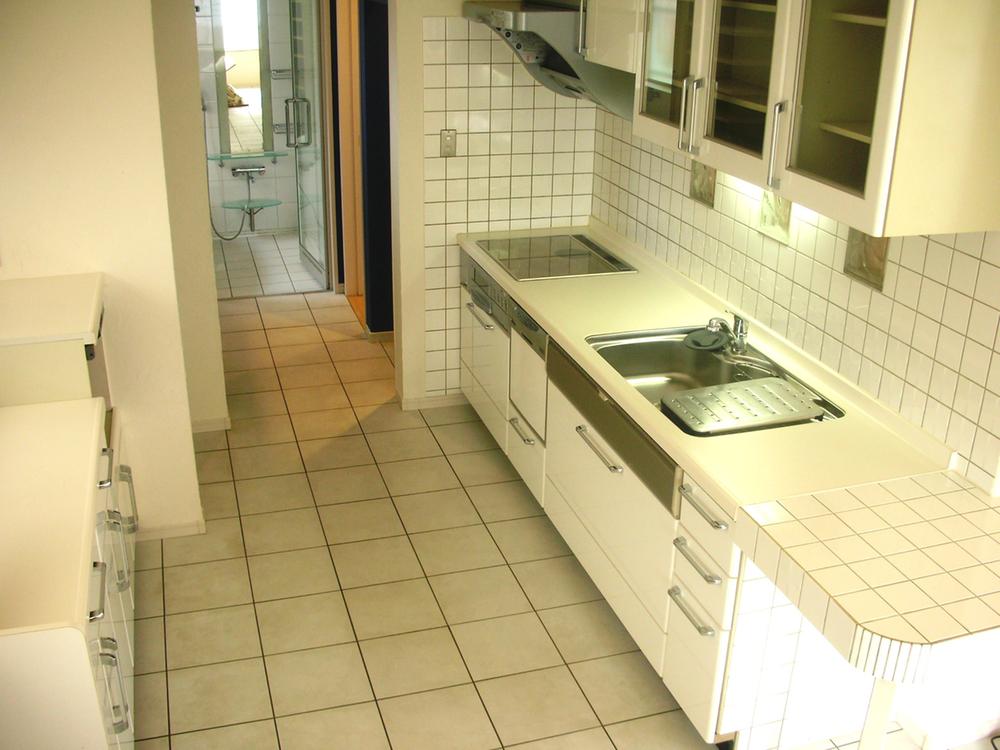 Kitchen. Floor (tiled)