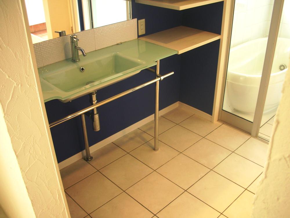 Wash basin, toilet. Floor (tiled)